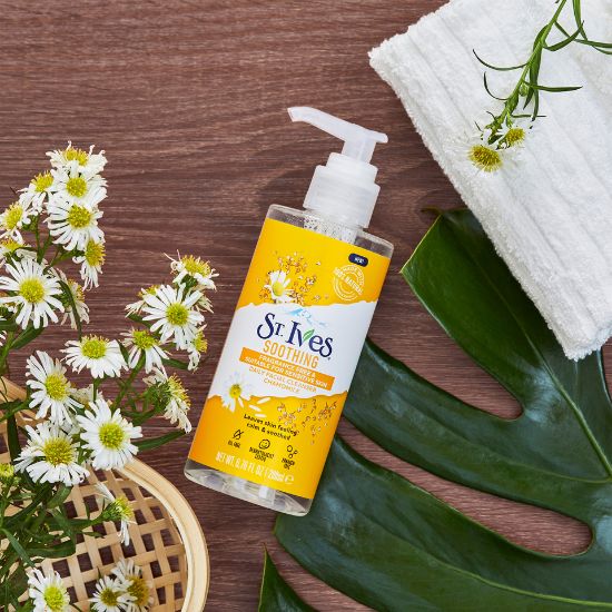 Picture of St. Ives Soothing Face Wash with Chamomile Extracts 200ml