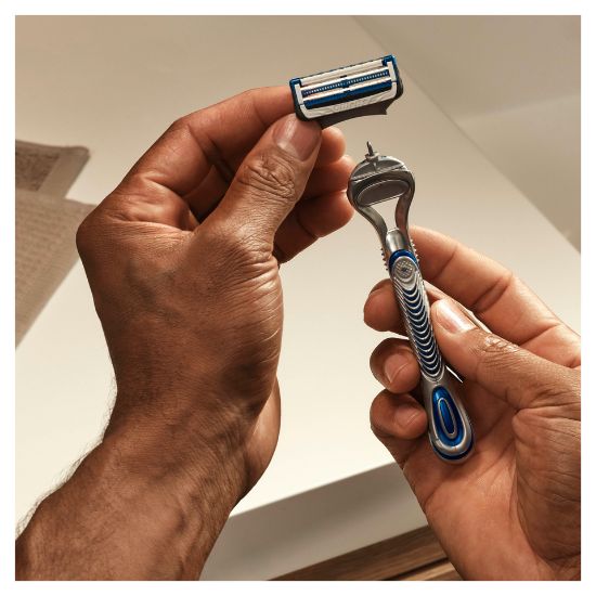 Picture of Gillette Skinguard Razor Handle + 2 Blades